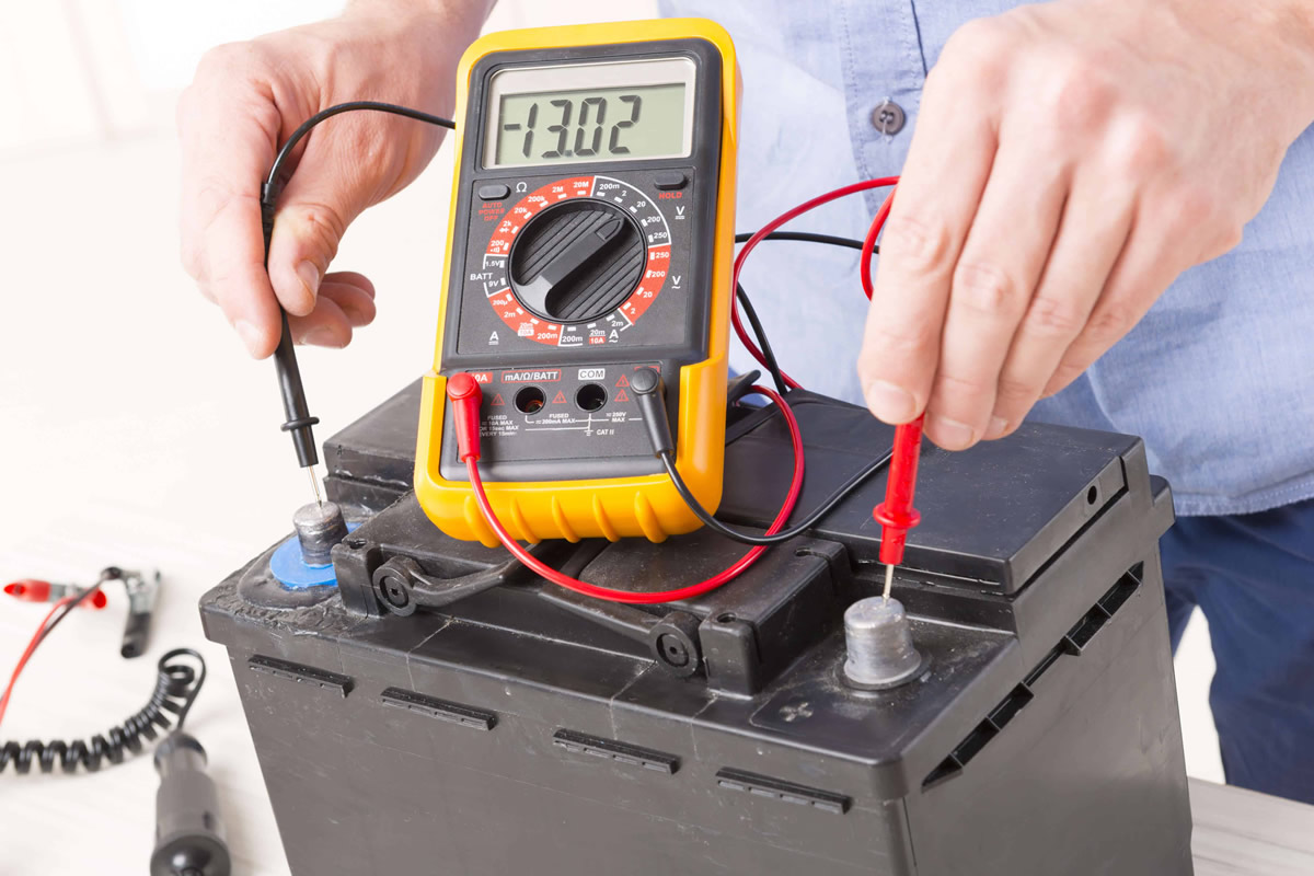 Comprobación de carga en batería de coche