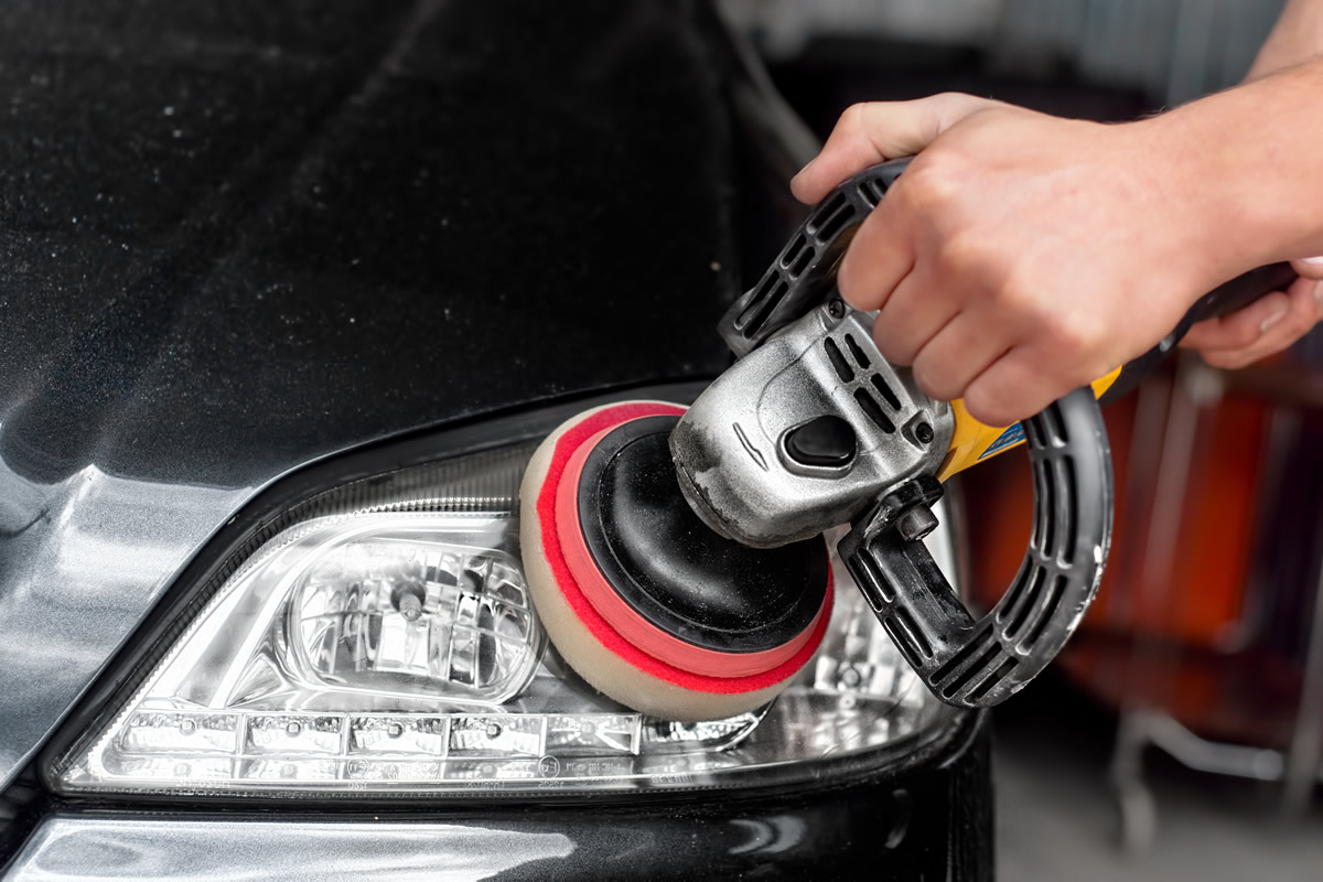 Pulido de los faros de un coche